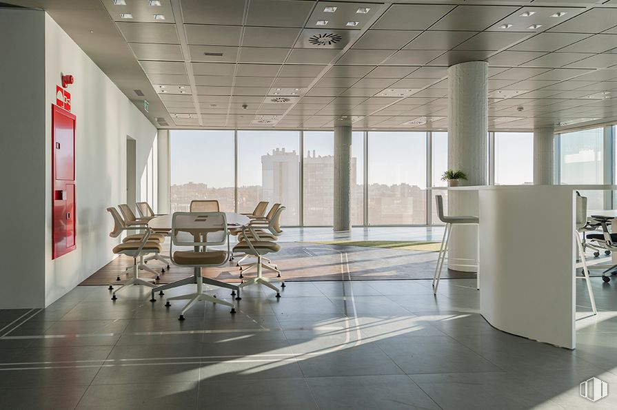 Office for rent at Torre Spínola, Cardenal Marcelo Spinola, 42, Chamartín, Madrid, 28016 with building, fixture, table, chair, shade, flooring, hall, interior design, living room and floor around