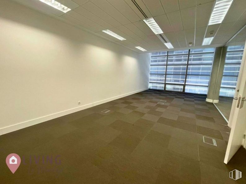 Oficina en alquiler en Natea Business Park, Avenida Industria, 4, Alcobendas, Madrid, 28108 con lámpara, alumbrado, ventana, accesorio, hall, suelos, suelo, madera, techo y espacio alrededor