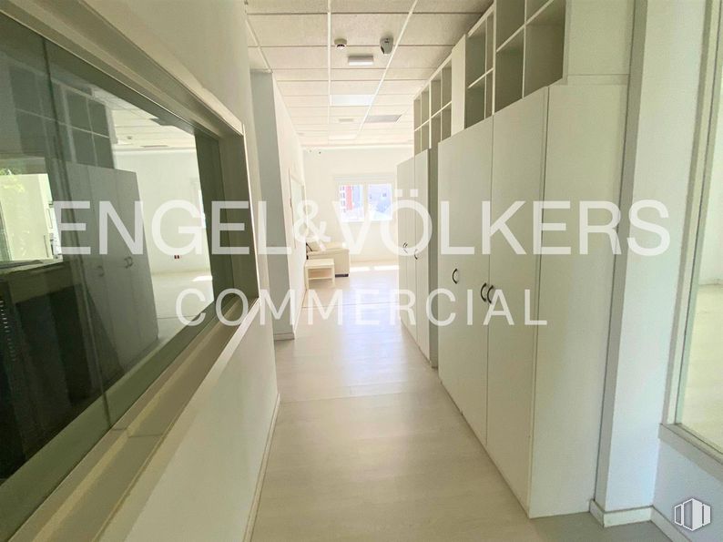 Oficina en alquiler en Calle Julián Camarillo, 38, San Blas - Canillejas, Madrid, 28037 con edificio, accesorio, suelos, vidrio, techo, aluminio, diseño automovilístico, metal, puerta y transparencia alrededor