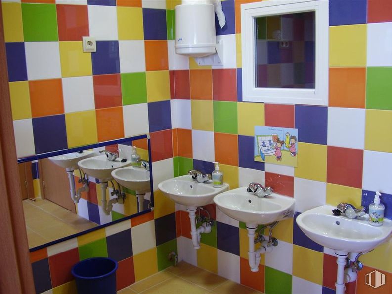 Local en alquiler en Avenida Portugal, 32, Griñón, Madrid, 28971 con fregadero, secador de manos, espejo, propiedad, lavabo, azul, morado, grifo, interiorismo y cuarto de baño alrededor