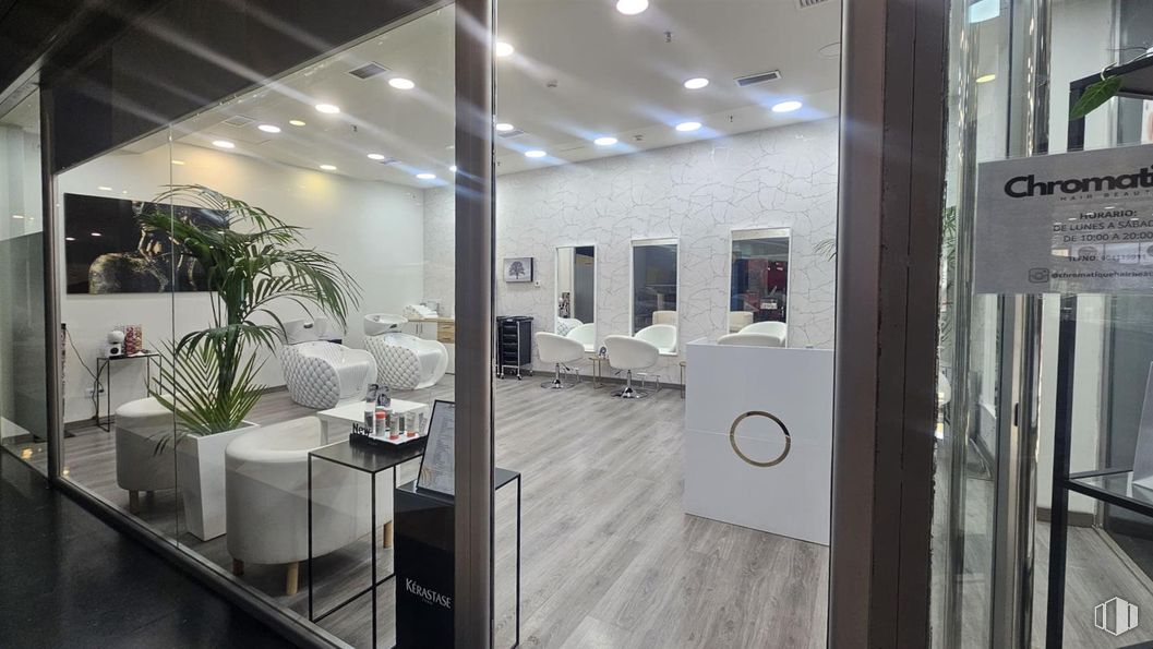 Local en alquiler en Calle Constitución, 2, Rivas-Vaciamadrid, Madrid, 28529 con planta de interior, interiorismo, salón de belleza, techo, mueble, silla, vidrio, plata, diseño y lámpara alrededor