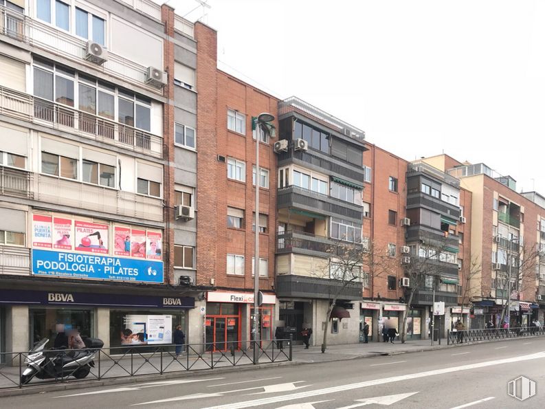 Local en alquiler y venta en Calle General Ricardos, 151, Carabanchel, Madrid, 28019 con edificio, ventana, infraestructura, diseño urbano, cielo, barrio residencial, edificio comercial, fachada, bienes raíces y accesorio alrededor