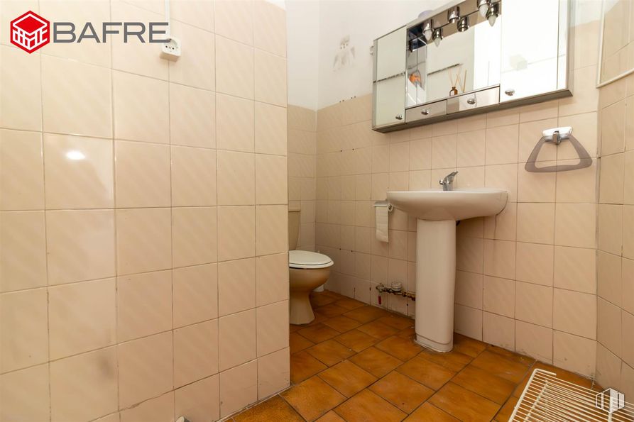 Retail for sale at Zona Carabanchel, Carabanchel, Madrid, 28025 with toilet, sink, flooring, bathroom, floor, toilet seat, plumbing fixture, plumbing, tile and tile flooring around