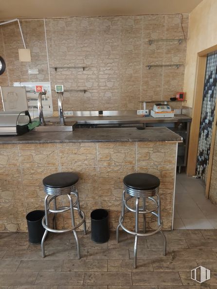 Local en venta en Calle Arijales, Parla, Madrid, 28980 con taburete, madera, cocina, interiorismo, suelos, suelo, tinte para madera, pared, madera dura y albañilería alrededor