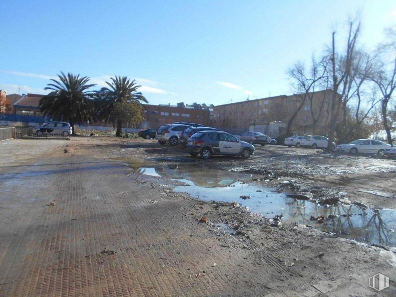 Land for sale at Calle Rocafort, 30, Villaverde, Madrid, 28021 with car, sky, water, plant, tree, vehicle, wheel, motor vehicle, asphalt and automotive tire around