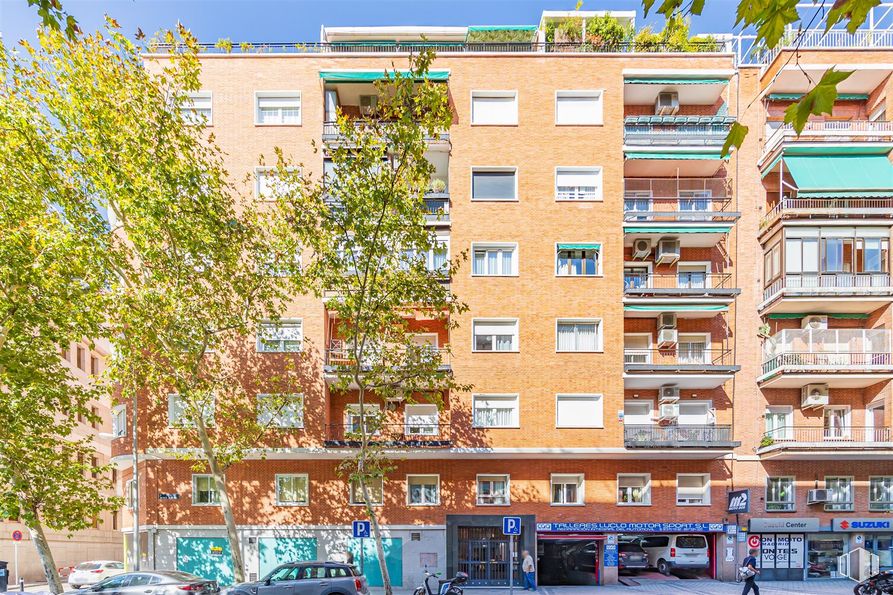 Nave en venta en Calle Infanta Mercedes, 39, Tetuán, Madrid, 28020 con ventana, edificio, durante el día, apartamento, zona urbana, ciudad, zona residencial, fachada, barrio y ciudad alrededor