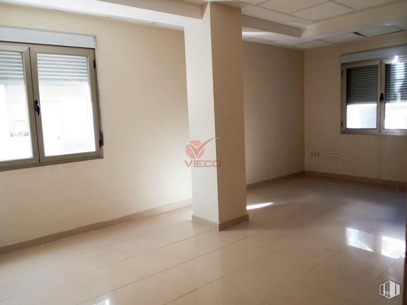 Office for rent at Calle Dalmacio García Izcara, Cuenca, 16004 with window, wood, paint, fixture, window blind, flooring, floor, hall, hardwood and shade around