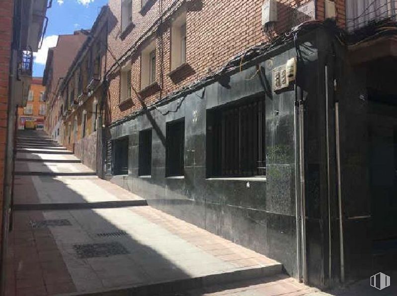 Retail for sale at Calle Doctor Benito Hernando, 16, Guadalajara, 19001 with window, building, road surface, wood, door, house, alley, tints and shades, road and facade around