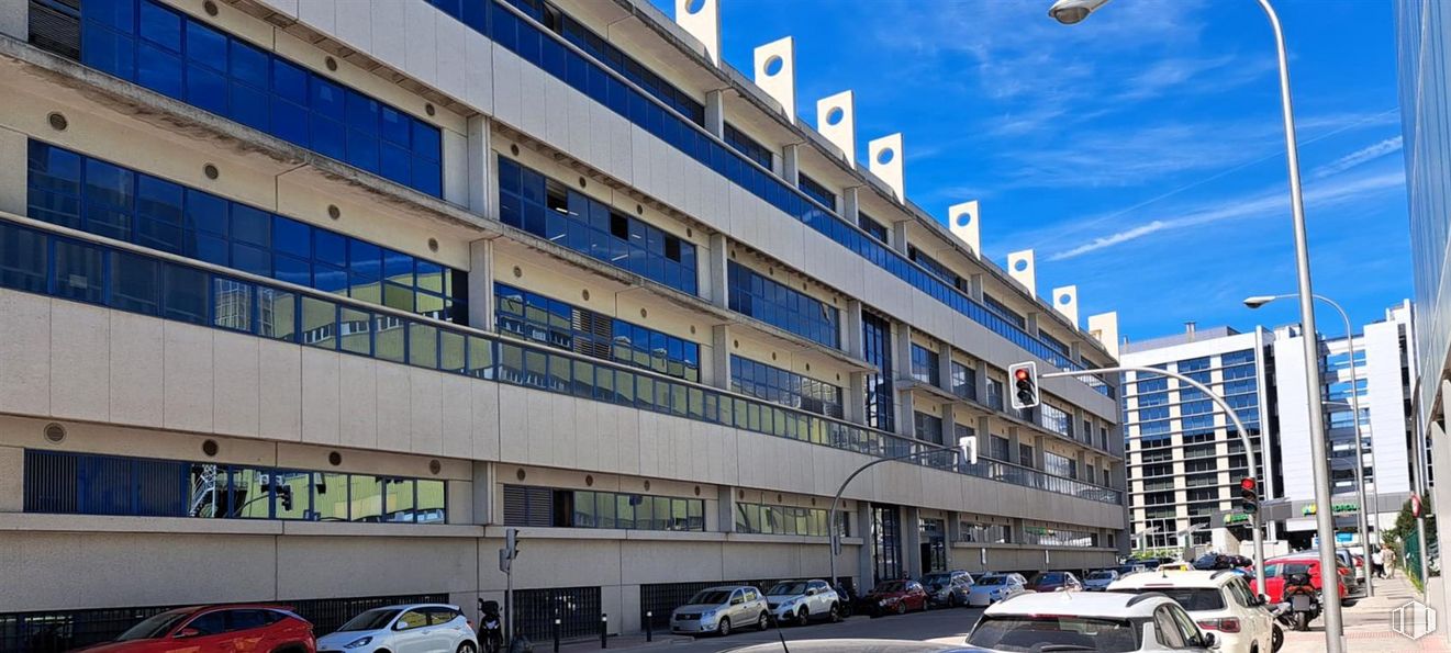 Industrial for sale at Calle Vía de los Poblados, Hortaleza, Madrid, 28033 with car, building, sky, cloud, wheel, vehicle, urban design, tire, facade and commercial building around