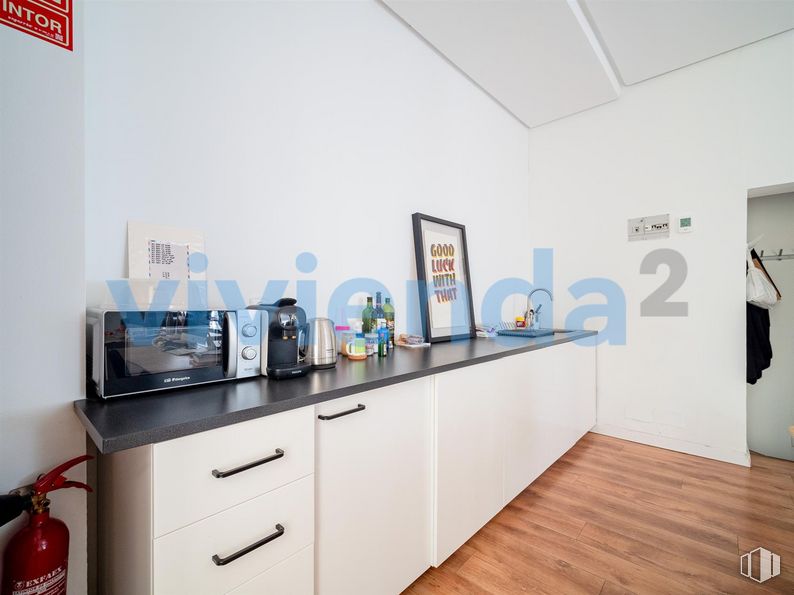 Local en venta en Calle San Simón, Centro, Madrid, 28012 con ebanistería, botella, propiedad, interiorismo, suelo, suelos, madera, casa, madera dura y edificio alrededor