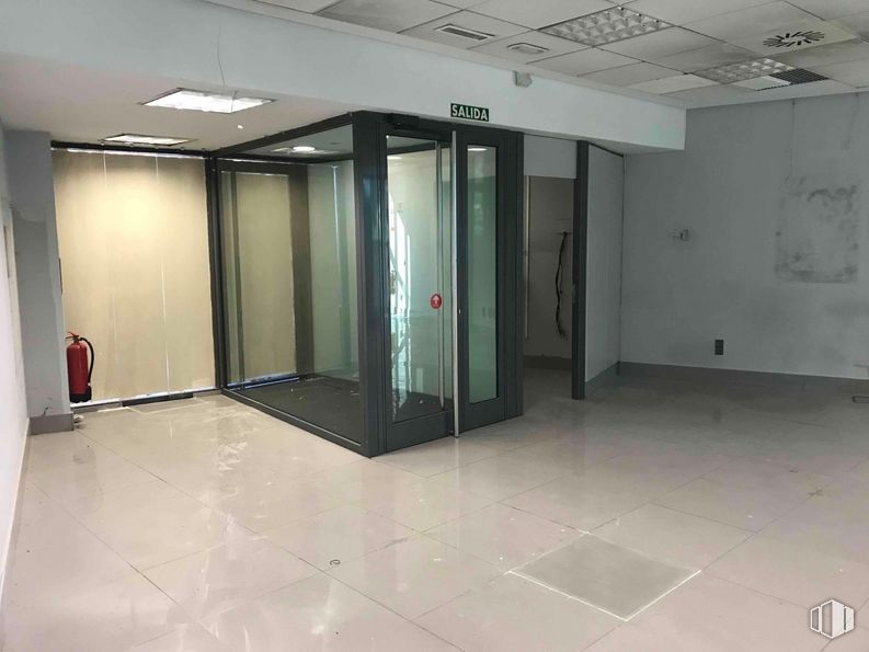 Oficina en alquiler en Zona Diversia, Alcobendas, Madrid, 28108 con alumbrado, accesorio, edificio, puerta, pavimentos, piso, pasillo, exterior automotriz, vidrio y techo alrededor