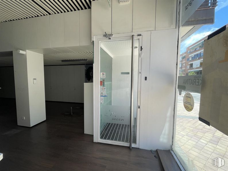 Local en venta en Calle Real, San Sebastián de los Reyes, Madrid, 28700 con puerta, accesorio, suelo, suelos, edificio, gas, máquina, techo, vidrio y material compuesto alrededor