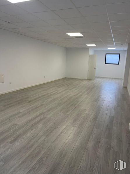 Local en alquiler y venta en Zona plaza de toros, Segovia, 40005 con ventana, edificio, madera, accesorio, hall, suelo, suelos, casa, madera dura y techo alrededor