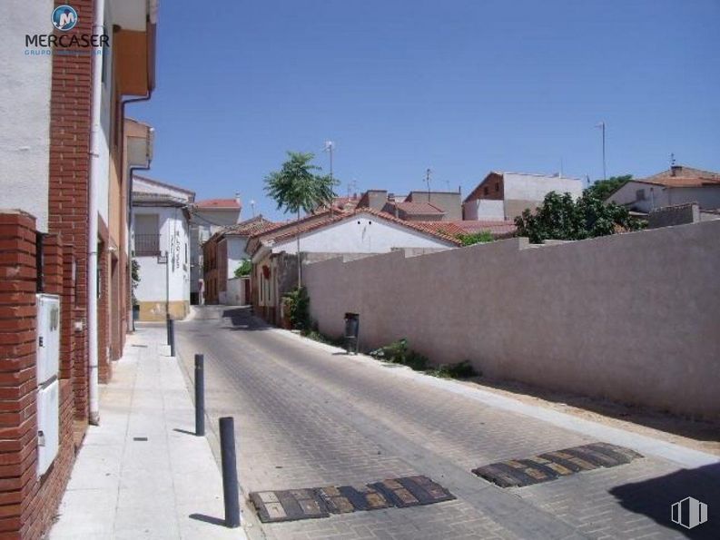 Land for sale at Zona Centro, Cabanillas del Campo, Guadalajara, 19171 with house, sky, building, road surface, plant, asphalt, tree, urban design, wall and shade around