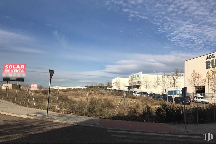 Land for sale at Calle Miguel Servet, s/n, Arroyomolinos, Madrid, 28939 with building, cloud, sky, plant, sunlight, asphalt, road surface, residential area, horizon and landscape around