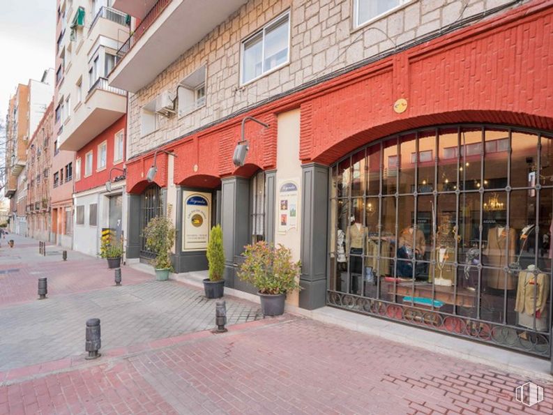 Local en venta en Paseo Imperial, Arganzuela, Madrid, 28005 con ventana, edificio, planta de interior, propiedad, planta, maceta, superficie de la carretera, diseño urbano, acera y fachada alrededor