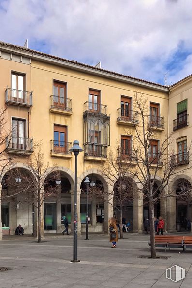 Oficina en alquiler en Zona Centro, Ávila, 05001 con ventana, edificio, encendiendo, planta, accesorio, vecindario, línea, propiedad material, fachada y árbol alrededor