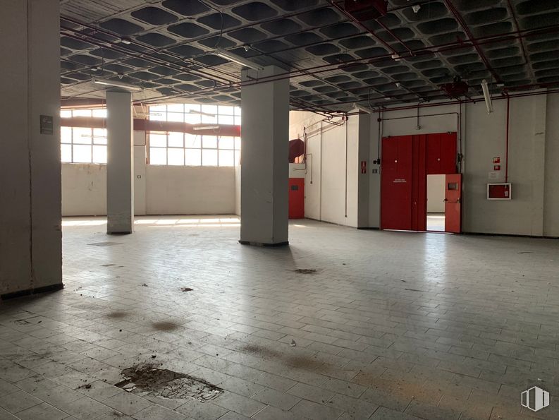 Nave en alquiler y venta en Edificio Indubuilding Goico, Calle Tomás Redondo, 2, Hortaleza, Madrid, 28033 con pasillo, accesorio, madera, suelo, piso, pared, propiedad material, edificio, techo y hormigón alrededor