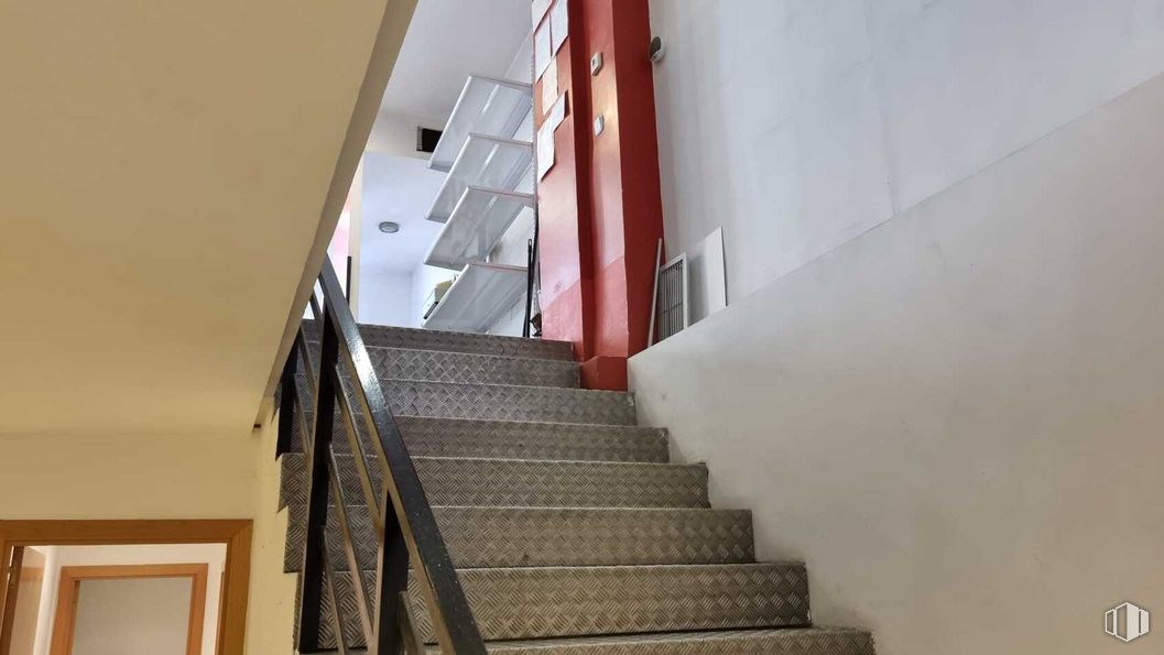 Retail for sale & for rent at Avenida Real, Vicálvaro, Madrid, 28032 with picture frame, stairs, fixture, wood, composite material, flooring, handrail, hardwood, baluster and metal around