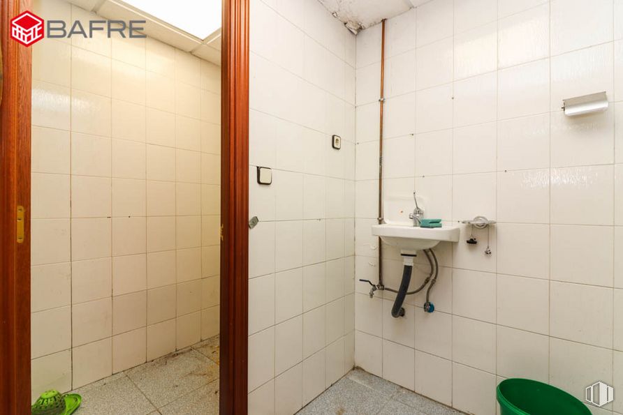 Local en venta en Avenida Orovilla, Villaverde, Madrid, 28041 con fregadero, propiedad, accesorios de fontanería, cuarto de baño, accesorio, grifo, suelos, suelo, lavabo y fontanería alrededor