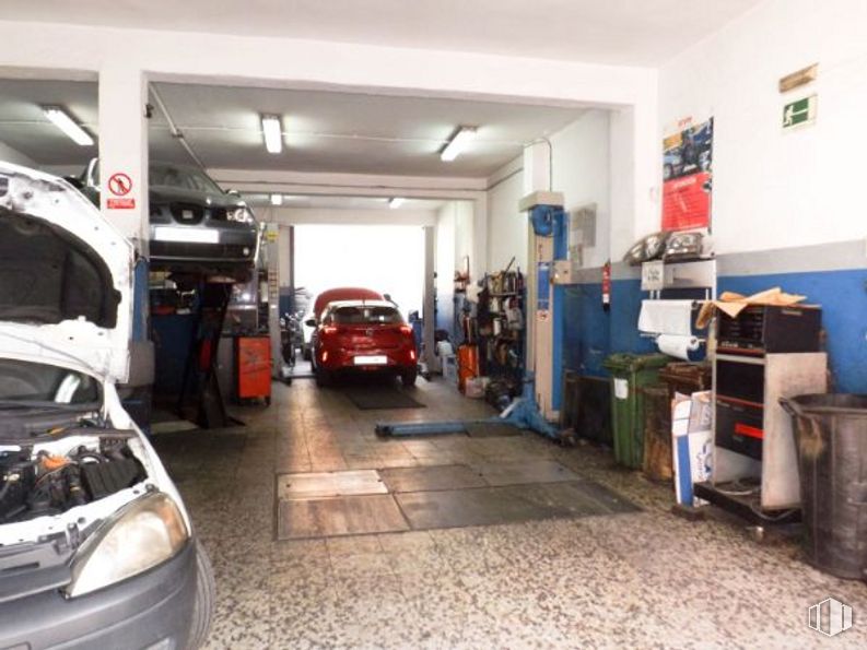 Retail for sale at Calle Vicente Camarón, La Latina, Madrid, 28011 with car, waste container, automotive parking light, vehicle, automotive lighting, automotive tail & brake light, motor vehicle, automotive design, automotive tire and tire around