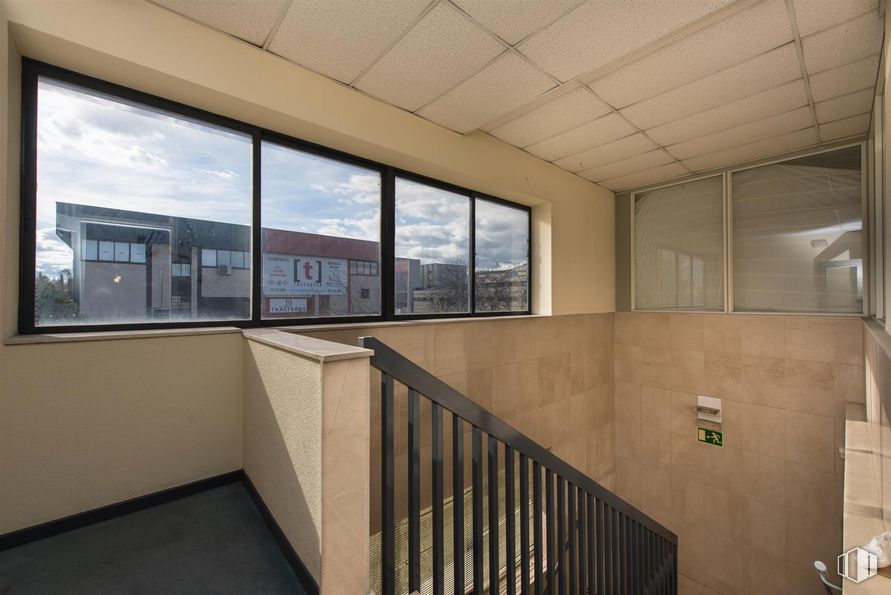 Oficina en venta en Calle Almazara, Tres Cantos, Madrid, 28760 con ventana, edificio, madera, casa, suelo, suelos, accesorio, techo, vidrio y madera dura alrededor