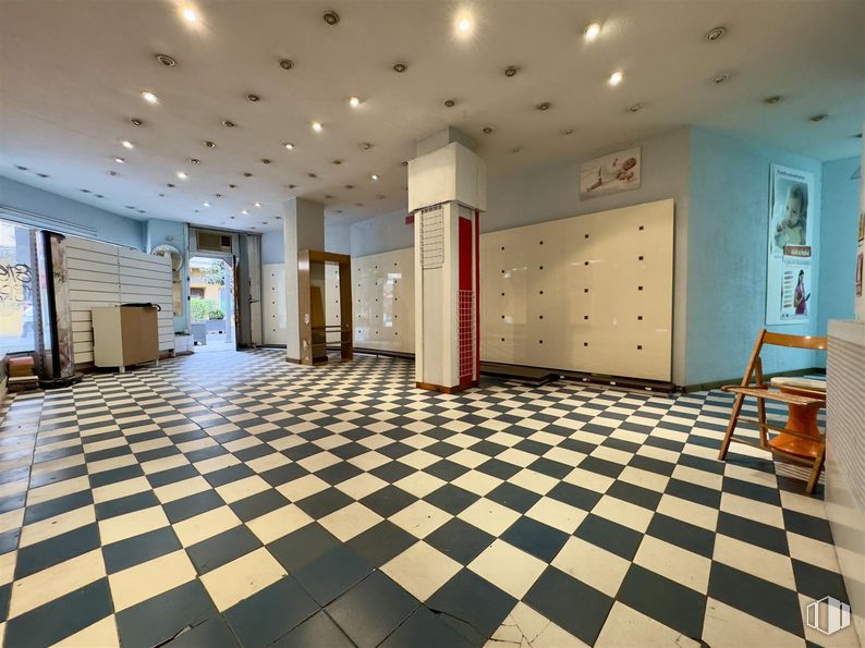 Retail for rent at Calle Trinidad, Talavera de la Reina, Toledo, 45600 with property, tile flooring, interior design, architecture, flooring, hall, floor, building, wall and house around