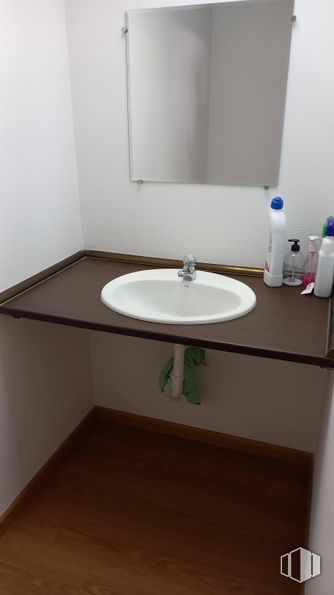 Oficina en alquiler en Calle Castrobarto, 10, Barajas, Madrid, 28042 con propiedad, grifo, accesorios de fontanería, lavabo, fregadero, espejo, cuarto de baño, botella, fluido y madera alrededor