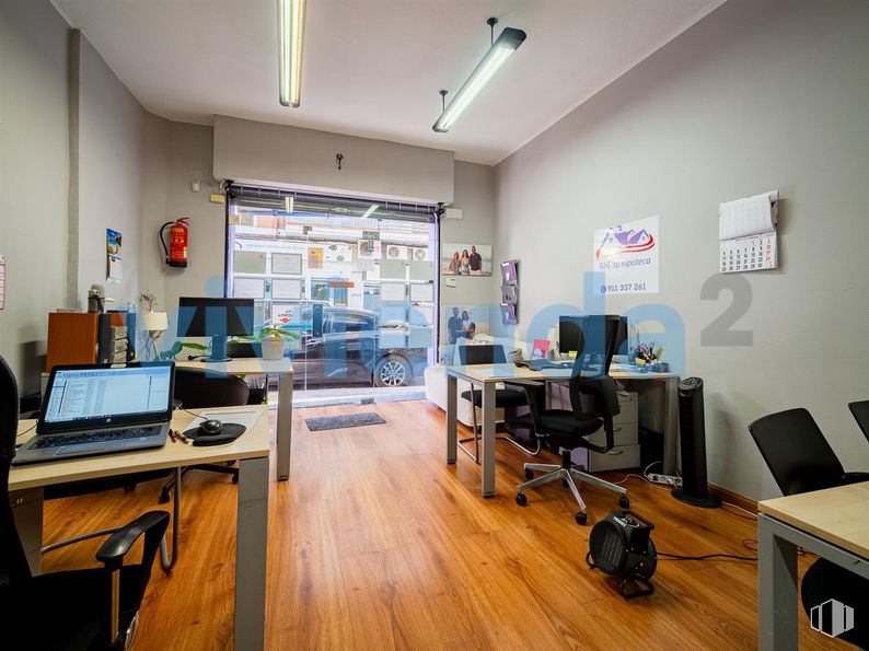 Oficina en venta en Calle Azabache, Carabanchel, Madrid, 28019 con lámpara, alumbrado, silla, ordenador portatil, escritorio, mueble, interiorismo, suelos, techo y equipos de oficina alrededor