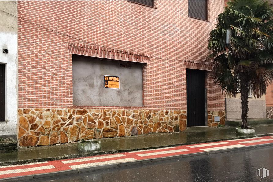 Retail for sale at Calle Caballa, 20, Portillo de Toledo, Toledo, 45512 with door, window, building, plant, property, tree, road surface, orange, brick and wood around