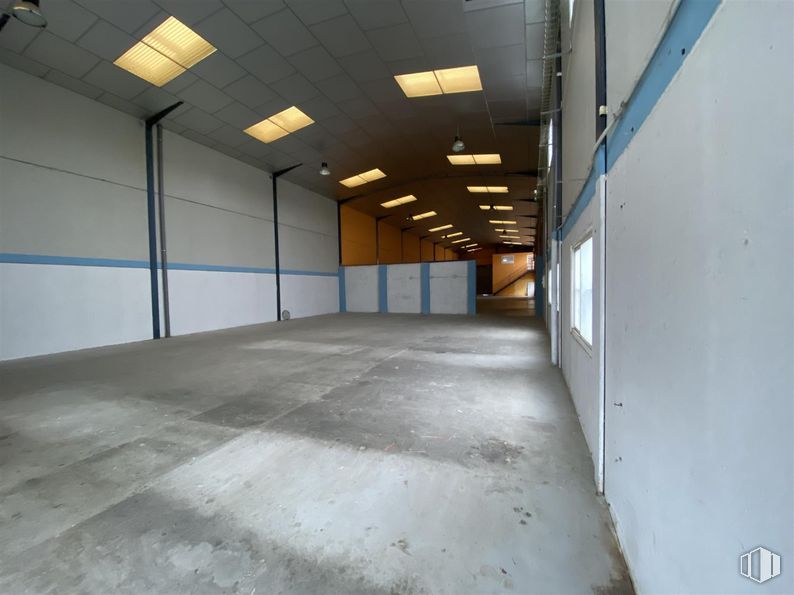 Industrial for sale at Calle Madera, 21, Carranque, Toledo, 45216 with light fixture, lighting, flooring, floor, ceiling, metal, concrete, hall, warehouse and building material around