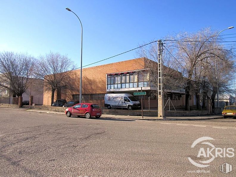 Industrial for sale at Calle Río Torviscal, Toledo, 45007 with car, van, street light, building, automotive parking light, wheel, sky, tire, property and vehicle around