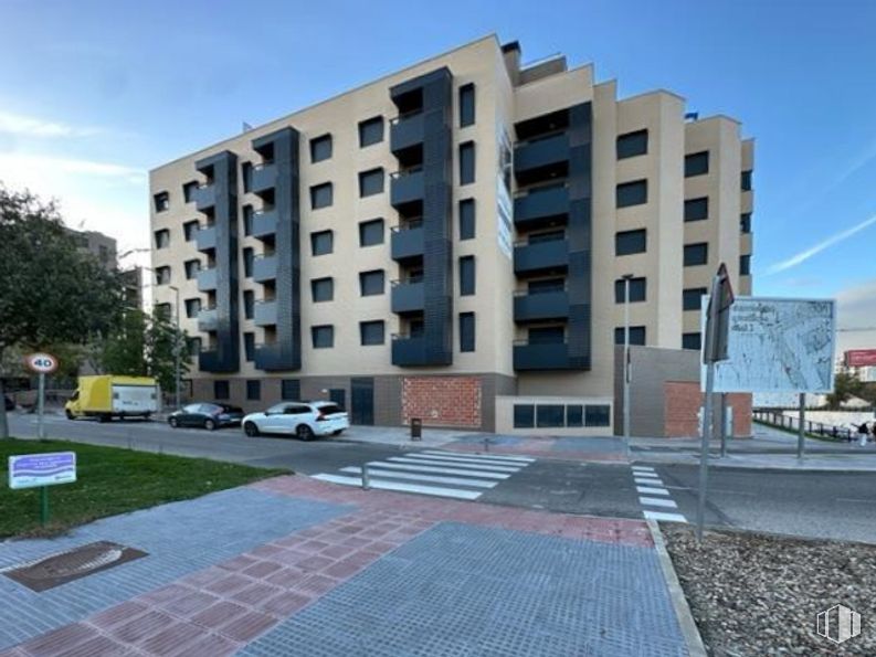 Local en alquiler en Avenida Jorge Oteiza, 5, Torrejón de Ardoz, Madrid, 28850 con edificio, coche, cielo, durante el día, propiedad, ventana, infraestructura, planta, nube y condominio alrededor