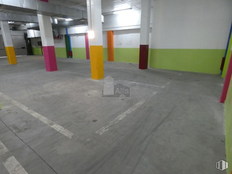 Retail for sale at Sector Escultores, Tres Cantos, Madrid, 28760 with building, fixture, flooring, floor, parking, gas, ceiling, composite material, hall and concrete around