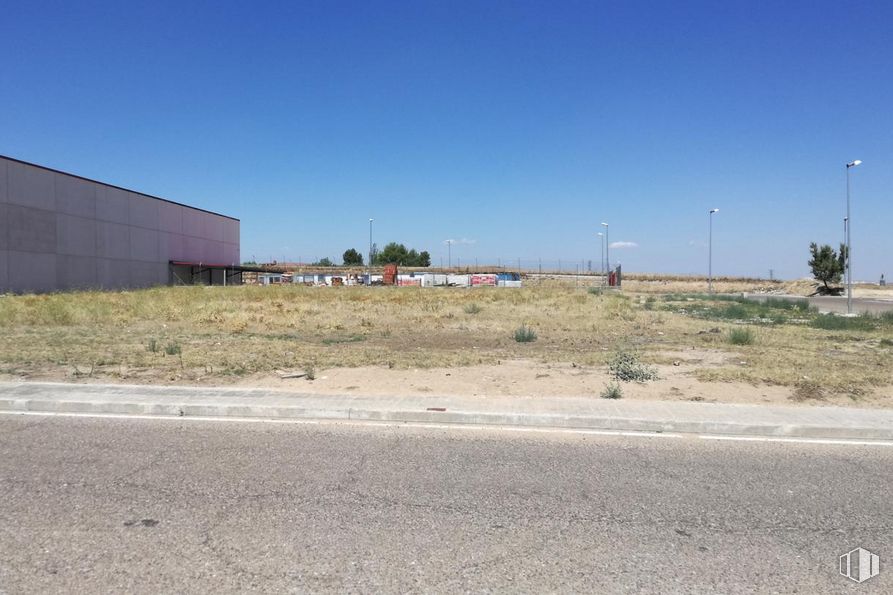 Land for sale at Calle Salve, Torrijos, Toledo, 45500 with building, sky, ecoregion, plant, street light, land lot, asphalt, road surface, plain and tree around