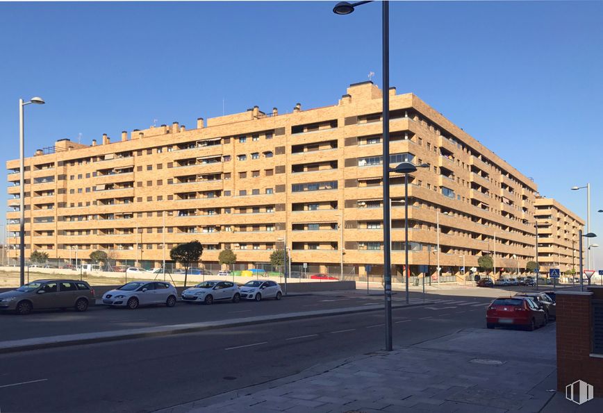 Retail for sale & for rent at Calle El Greco, 8, Seseña, Toledo, 45223 with car, building, sky, land vehicle, street light, wheel, vehicle, lighting, window and architecture around