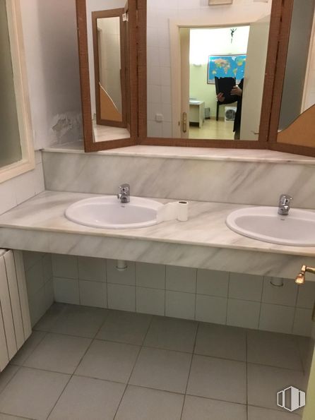 Oficina en alquiler en Calle Pasa, Centro, Madrid, 28005 con fregadero, lavabo, accesorios de fontanería, suelos, suelo, espejo, fontanería, interiorismo, cuarto de baño y grifo alrededor