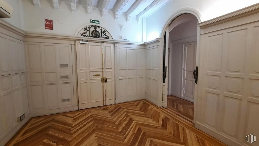 Oficina en alquiler en Calle Antonio Maura, Retiro, Madrid, 28014 con ebanistería, madera, accesorio, suelos, suelo, puerta, tinte para madera, madera dura, inmobiliario y hall alrededor