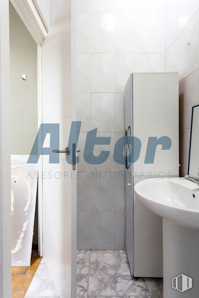 Local en venta en Calle Azabache, Carabanchel, Madrid, 28019 con fregadero, grifo, edificio, accesorios de fontanería, cuarto de baño, espejo, accesorio, casa, madera y lavabo alrededor