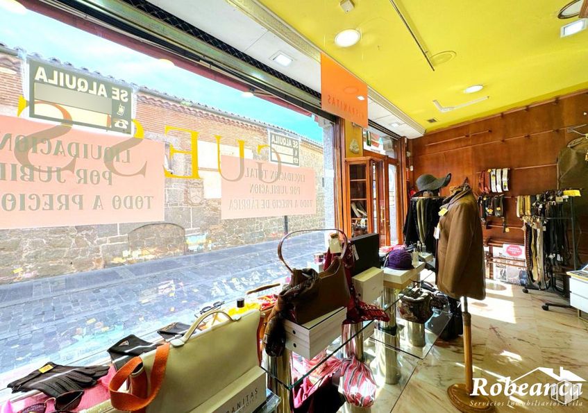 Retail for rent at Zona centro, Ávila, 05001 with outerwear, clothing, person, bag, coat, luggage & bags, leisure, automotive design, television and event around