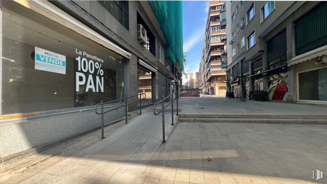 Retail for sale at Calle Cea Bermúdez, 10, Chamberí, Madrid, 28003 with building, road surface, window, urban design, asphalt, sidewalk, condominium, thoroughfare, facade and city around