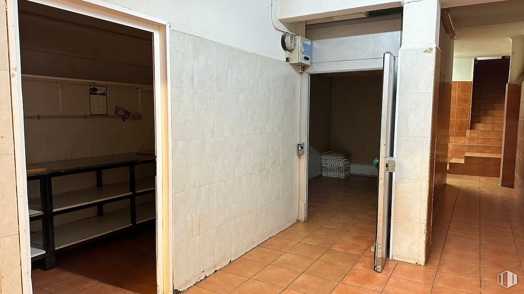 Retail for rent at Calle General Álvarez de Castro, 37, Chamberí, Madrid, 28010 with fixture, wood, flooring, floor, cabinetry, door, hardwood, plywood, house and automotive exterior around