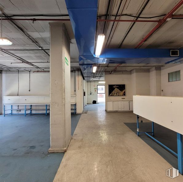 Industrial for sale at Calle María Tubau, Fuencarral - El Pardo, Madrid, 28050 with floor, flooring, ceiling, composite material, metal, concrete, fluorescent lamp, engineering, transparency and aluminium around