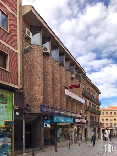 Oficina en alquiler en Calle Gobernador Fernández Jiménez, 4, Segovia, 40001 con ventana, edificio, nube, cielo, madera, enladrillado, ladrillo, casa, propiedad material y fachada alrededor