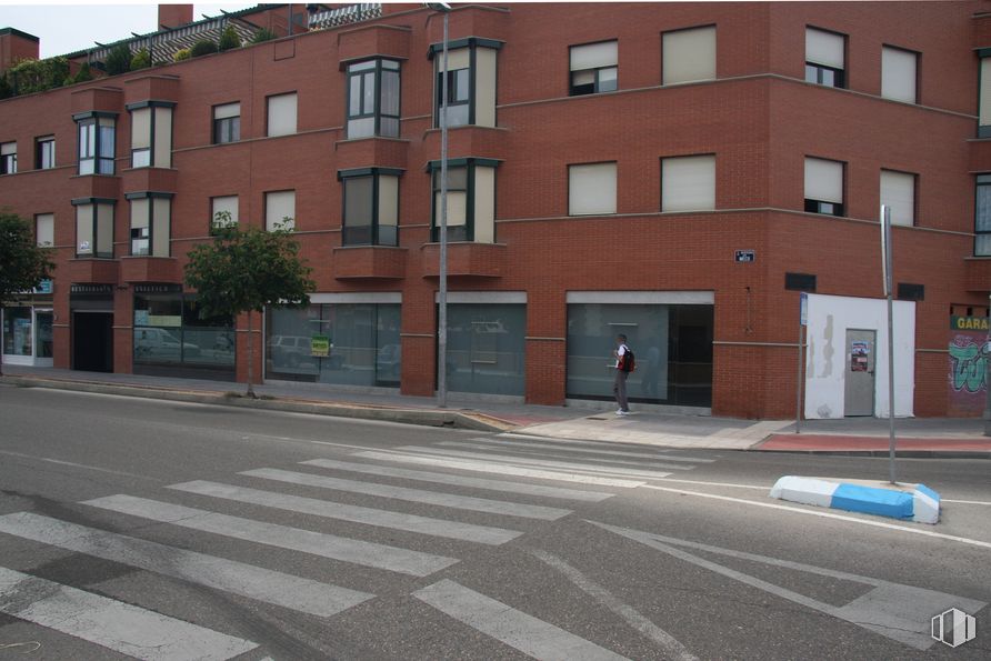 Retail for rent at Avenida Meco, s/n, Azuqueca de Henares, Guadalajara, 28805 with building, window, property, infrastructure, road surface, urban design, architecture, tree, condominium and asphalt around