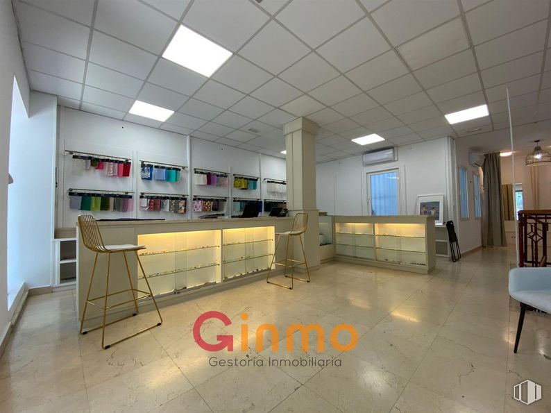 Retail for sale at Calle Diego de León, Salamanca, Madrid, 28006 with chair, desk, furniture, building, cabinetry, shelf, shelving, floor, flooring and hall around