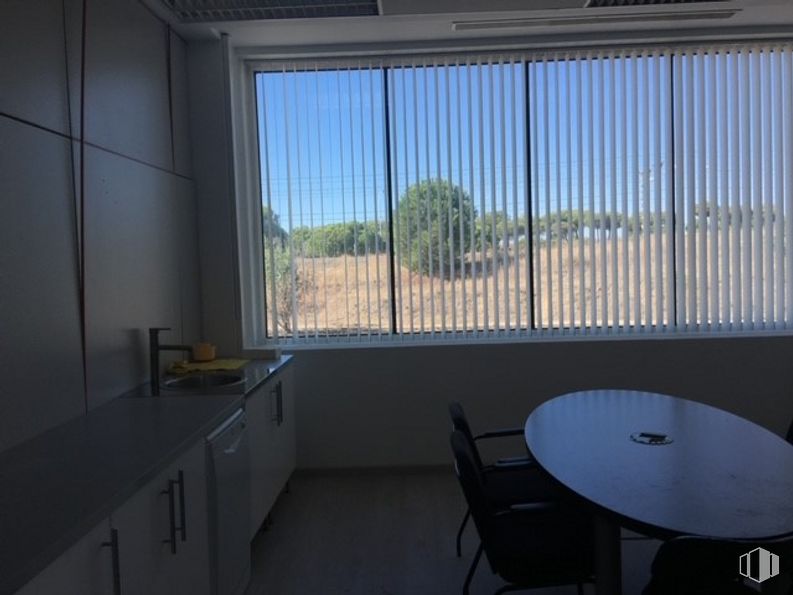 Oficina en venta en Edificio Oficant, Ronda Poniente, 15, Tres Cantos, Madrid, 28760 con ventana, silla, encimera, mesa de cocina y comedor, ebanistería, edificio, mueble, propiedad, mesa y cielo alrededor