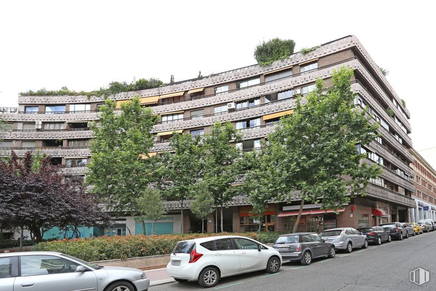 Local en alquiler y venta en Calle Bretón de los Herreros, 46, Chamberí, Madrid, 28003 con coche, edificio, neumático, rueda, luz de estacionamiento, vehículo, cielo, ventana, modo de transporte y barrio alrededor