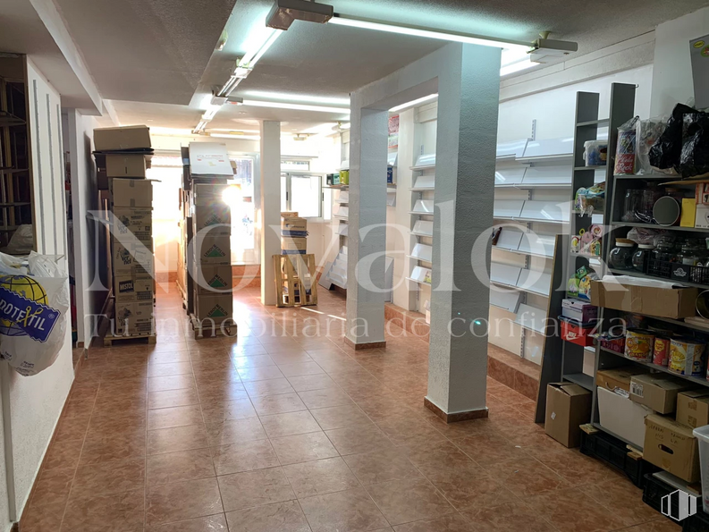 Local en venta en Calle Agustina de Aragón, Móstoles, Madrid, 28938 con productos envasados, equipaje y bolsos, piso, pavimentos, diseño automotriz, edificio, archivar, madera, suelos de baldosas y estante alrededor