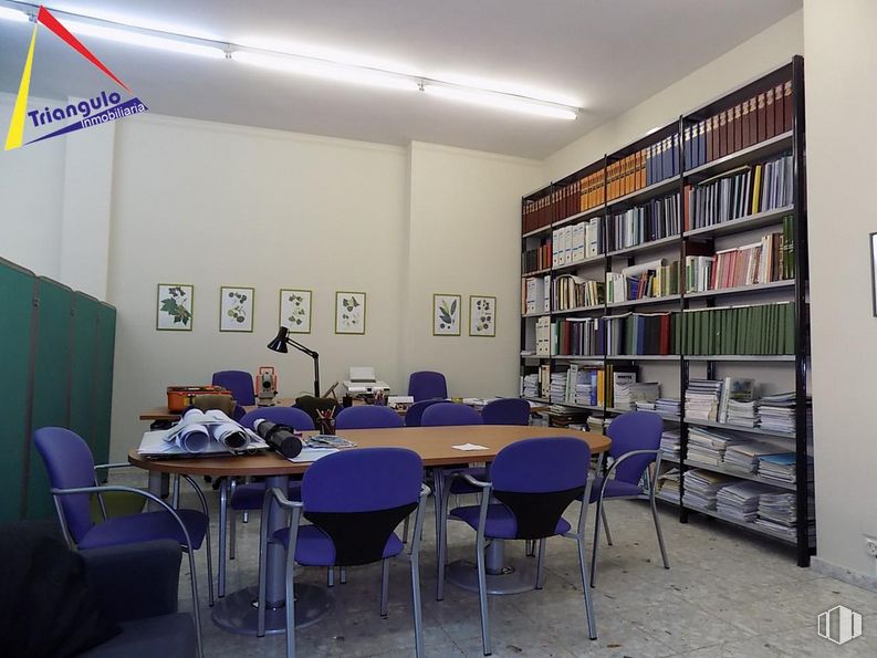 Office for rent at Zona Salvador, Segovia, 40001 with bookcase, chair, table, furniture, property, shelf, architecture, interior design, shelving and building around